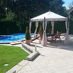 Δωμάτια σε οικογενειακή κατοικία Gaestezimmer Im Bewohnten Efh Mit Pool Und Garten Ziltendorf