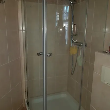 홈스테이 Gaestezimmer Im Bewohnten Efh Mit Pool Und Garten *